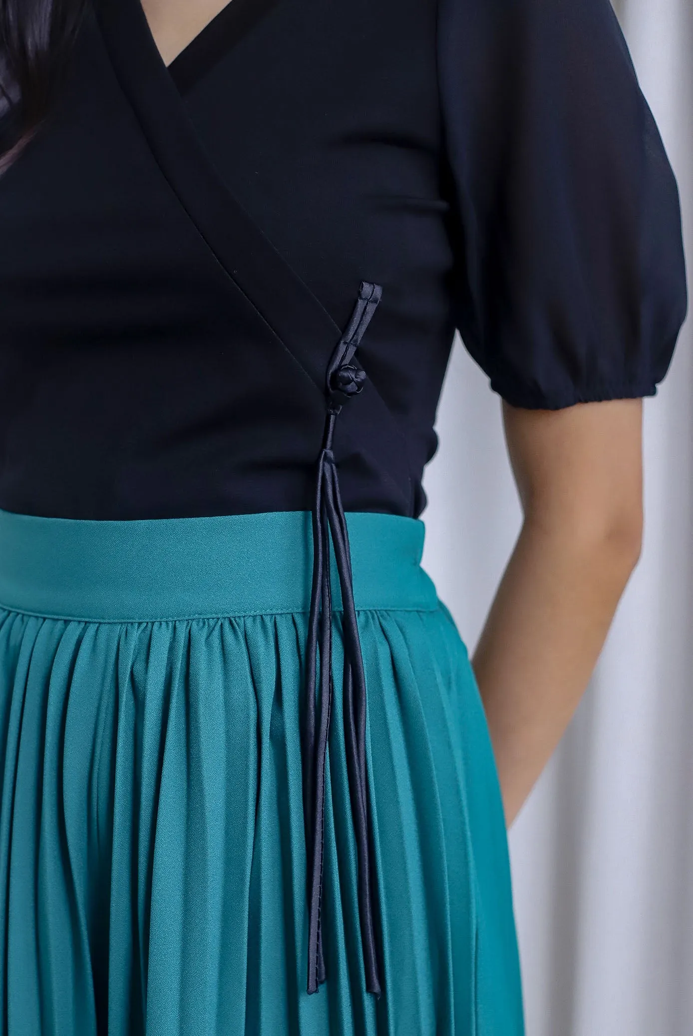 Chang Sleeved Oriental Tassel Button Top In Black