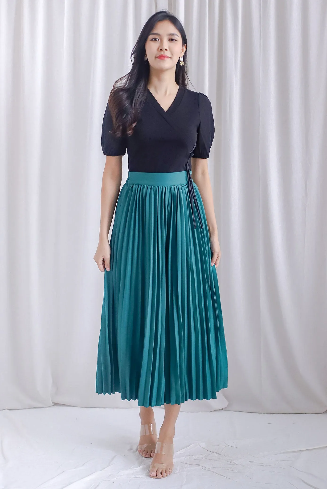 Chang Sleeved Oriental Tassel Button Top In Black