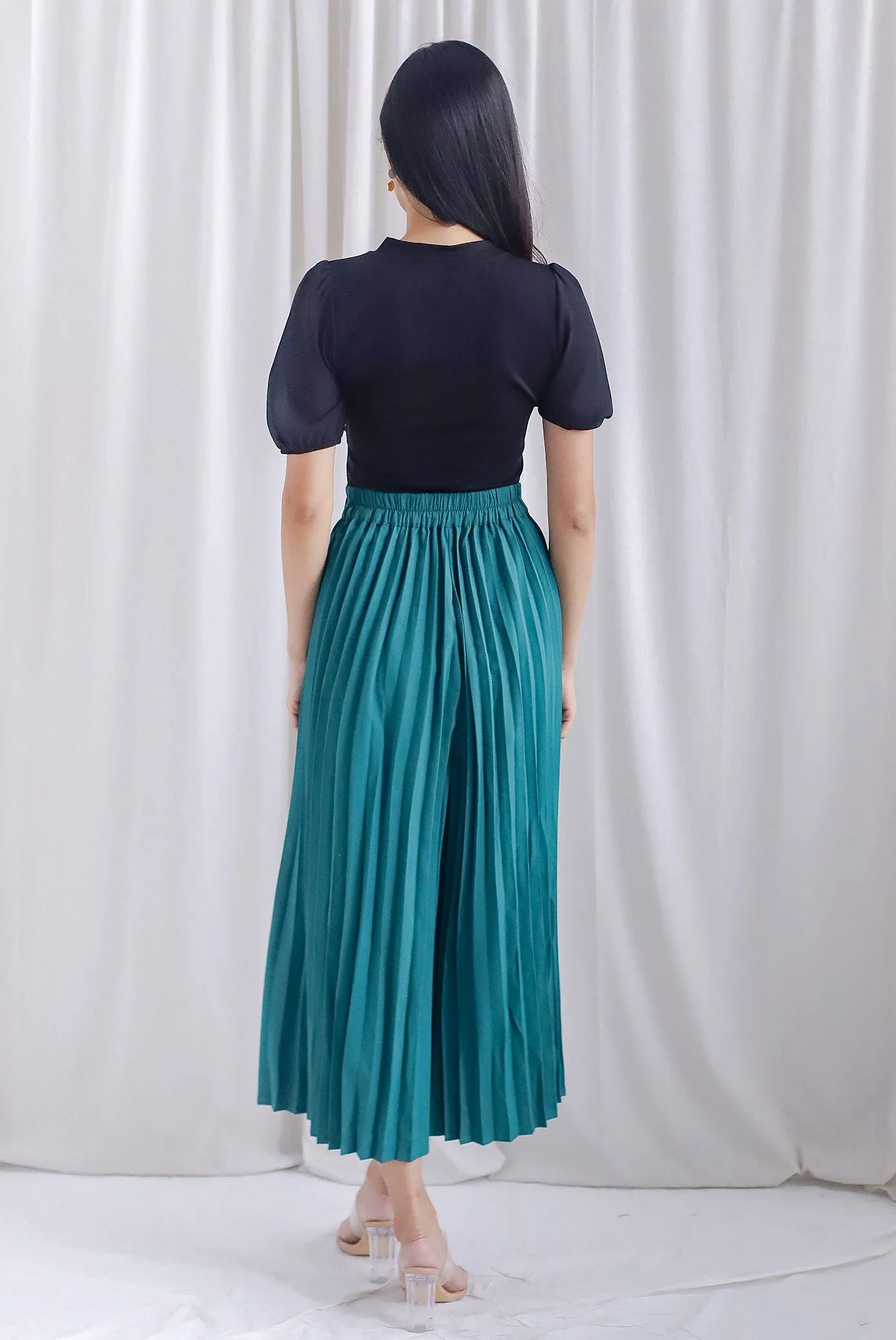 Chang Sleeved Oriental Tassel Button Top In Black