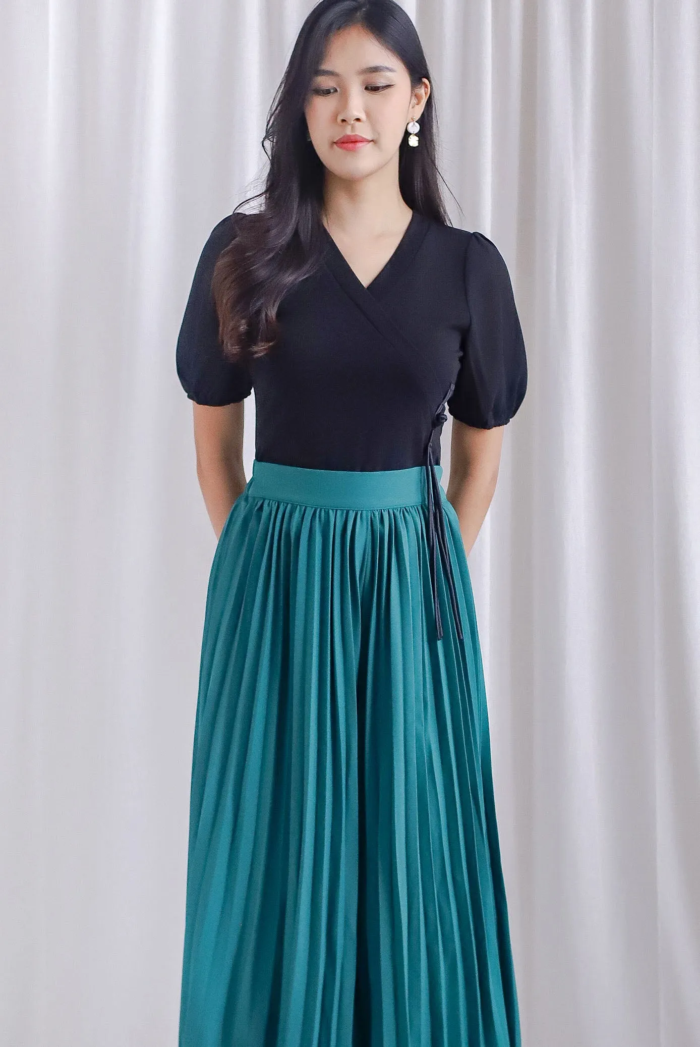 Chang Sleeved Oriental Tassel Button Top In Black