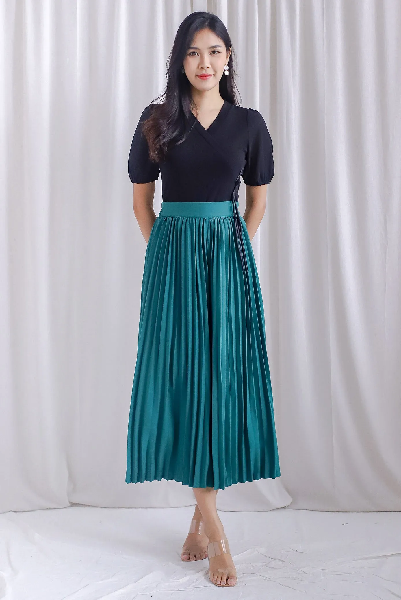 Chang Sleeved Oriental Tassel Button Top In Black