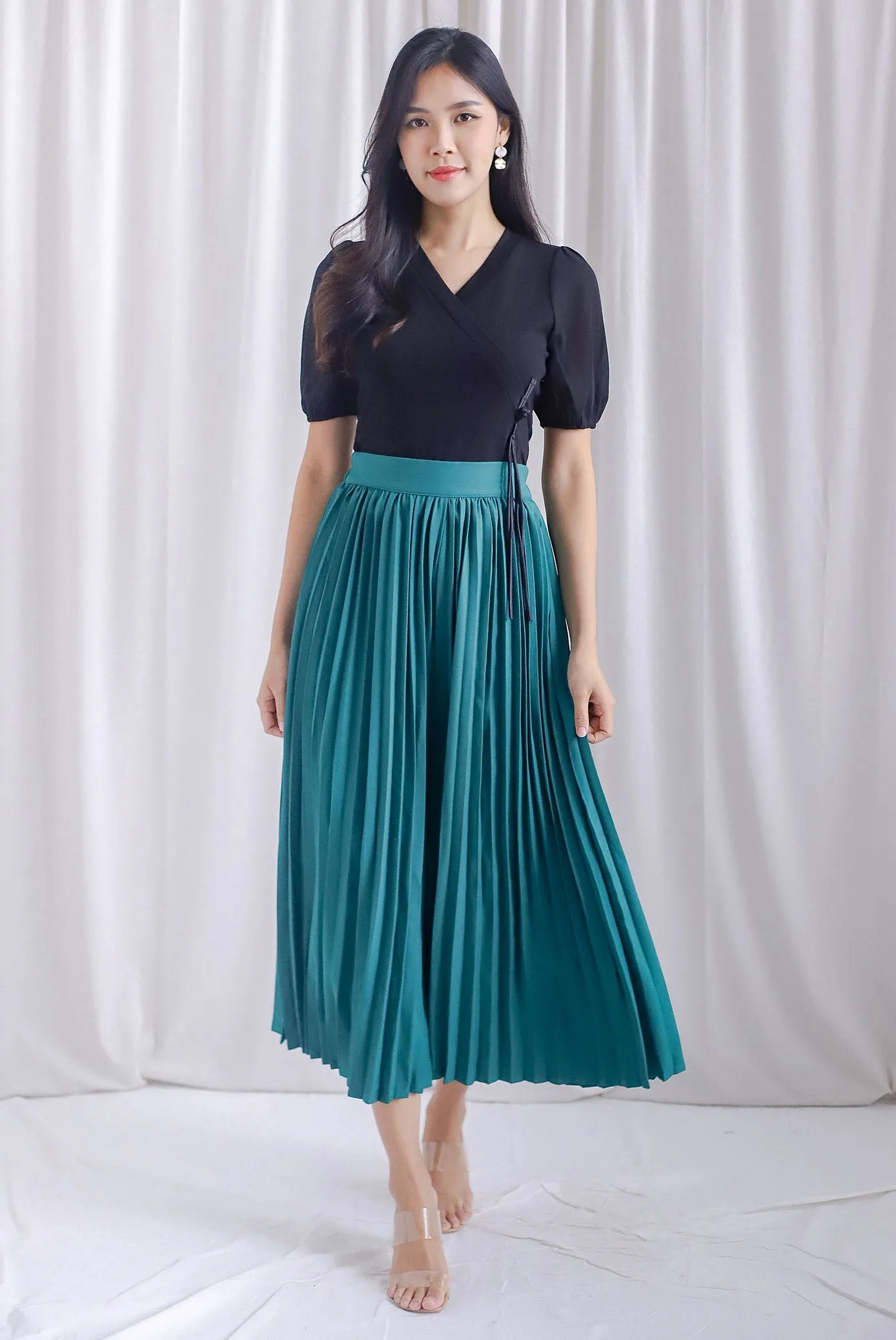 Chang Sleeved Oriental Tassel Button Top In Black
