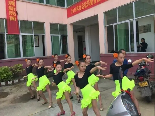 Children's Latin dance skirts, girls Latin dance exercises, lotus leaf half skirt, fishtail skirt, children's dance costumes.