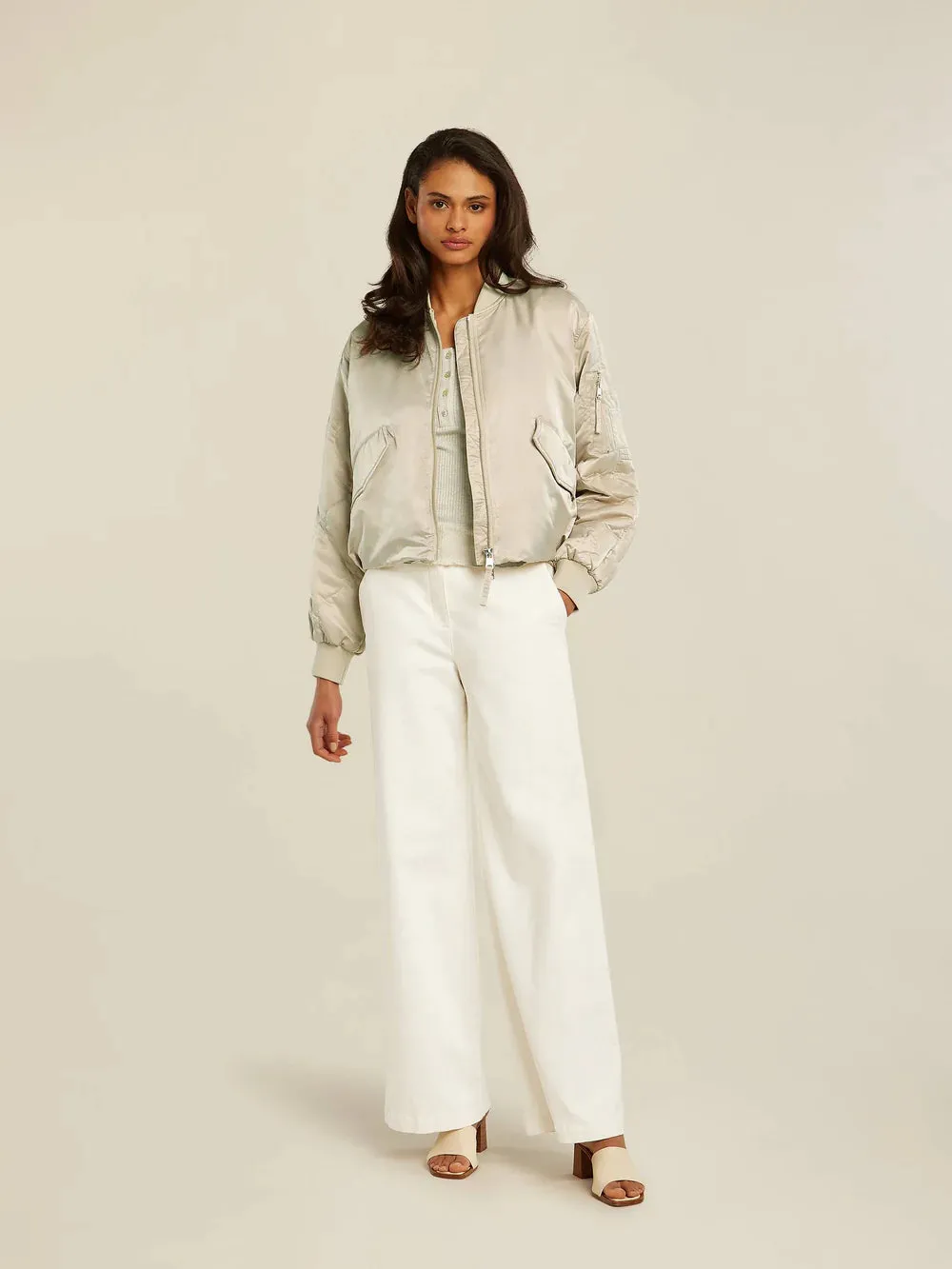 Light gold bomber in crinkled padded fabric