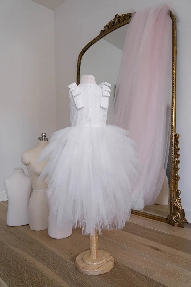 Muse in white