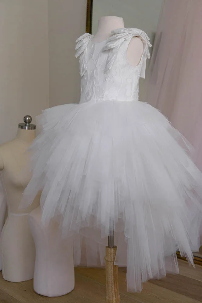 Muse in white