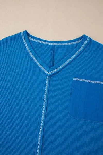 Top met V-hals en kanten patchworkmouwen en stiksels