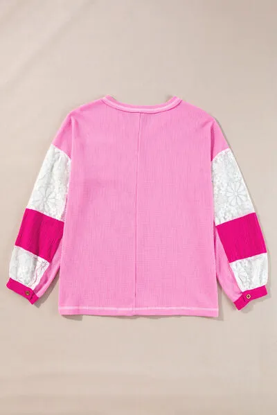 Top met V-hals en kanten patchworkmouwen en stiksels
