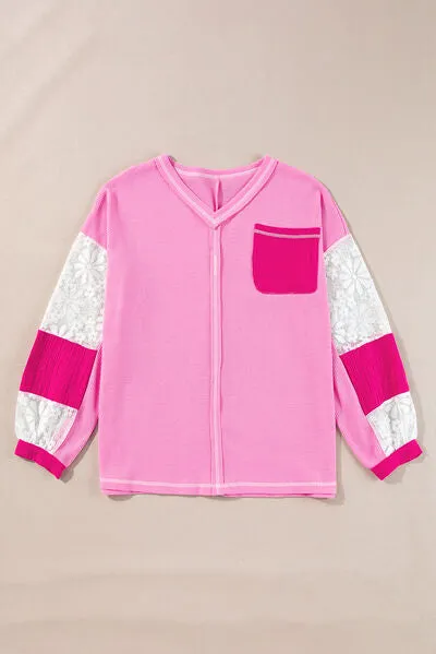 Top met V-hals en kanten patchworkmouwen en stiksels