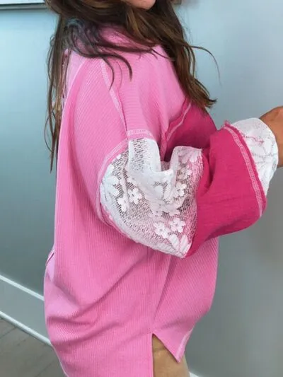 Top met V-hals en kanten patchworkmouwen en stiksels