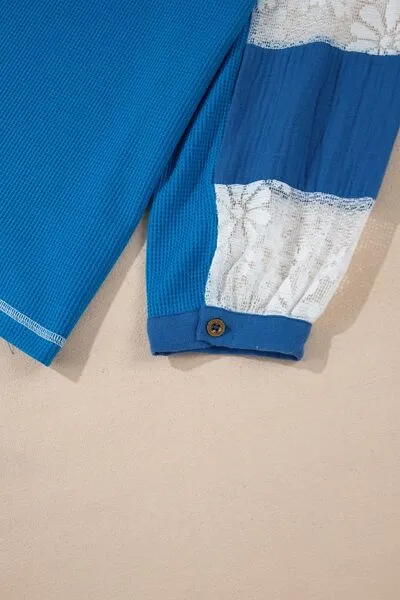 Top met V-hals en kanten patchworkmouwen en stiksels