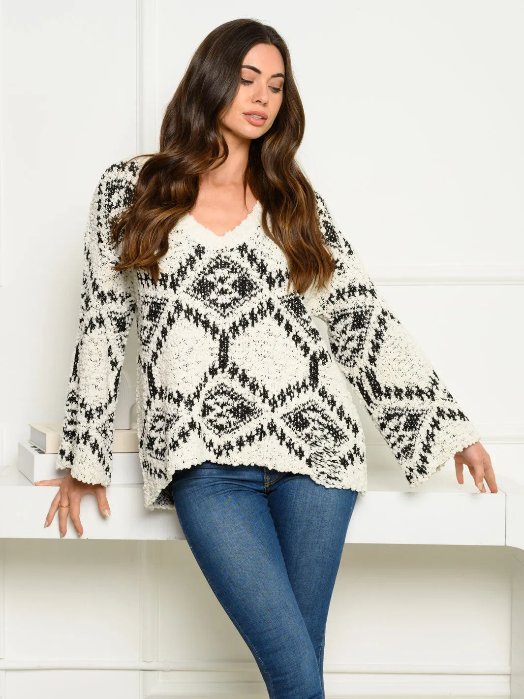 WOMEN'S LONG BELL SLEEVE V-NECK PRINT SWEATER